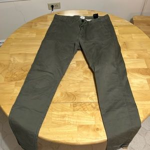 H&M skinny fit stretch chinos. 33 waist x 32 length. Green/olive color